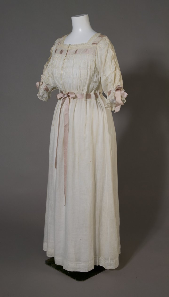 Camisa de dormir Bertha Palmer, c.1880 (vista oblíqua frontal), algodão branco, renda, bordado e fita de seda. de Unknown artist