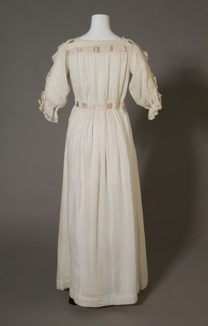 Camisa de dormir Bertha Palmer, c.1880, algodão branco, renda, bordado e fita de seda. de Unknown artist