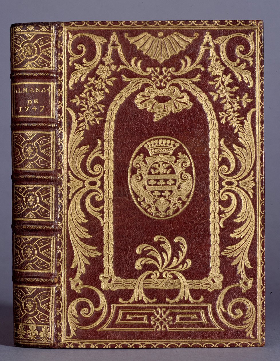 A capa do livro, encadernação com ornamentos, varia até os braços da família de berço de um almanaque a partir de 1747. Paris, Artes Decorativas de Unknown artist
