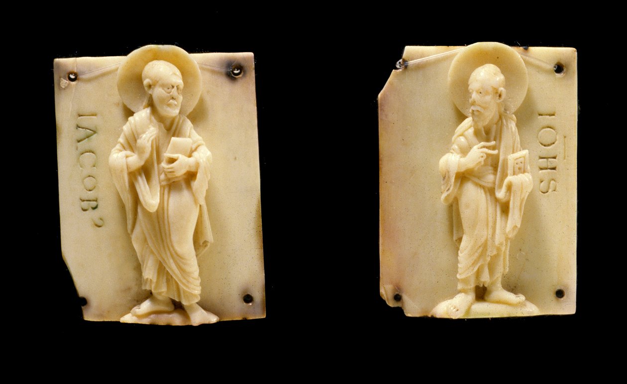 Placas de marfim esculpidas representando os Apotres São João e São Tiago. Século XII. Musee Vivenel Compiegne de Unknown artist