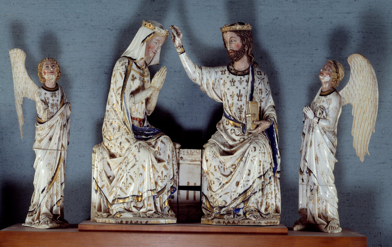 Coroação da Virgem Cristo, usando a coroa de um rei, coroa a Virgem. Dois anjos são testemunhas. Grupo de marfim esculpido. Final do século XIII Paris, Museu do Louvre. de Unknown artist
