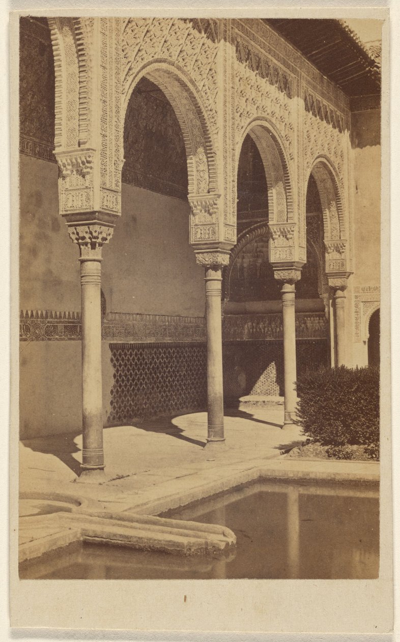 [Pormenor de colunas, com parte do espelho de água visível, Alhambra]. de Unknown artist