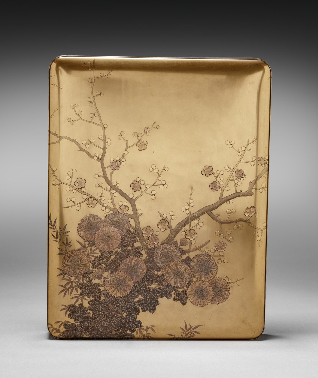 Caixa de documentos (Ryōshibako) com crisântemo e ameixa (tampa) de Unknown artist