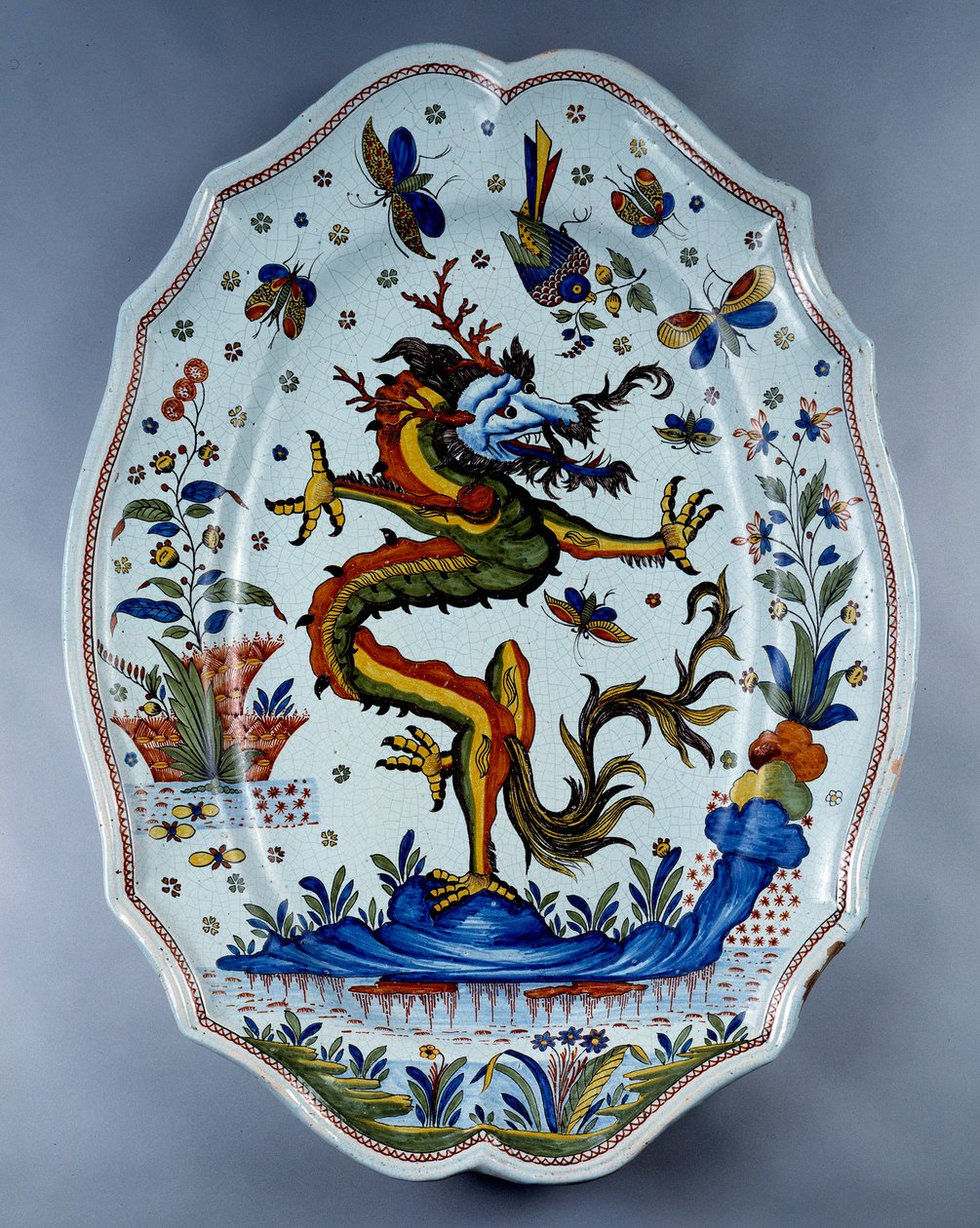Prato de faiança decorado com um dragão. Século XVIII Sevres. de Unknown artist