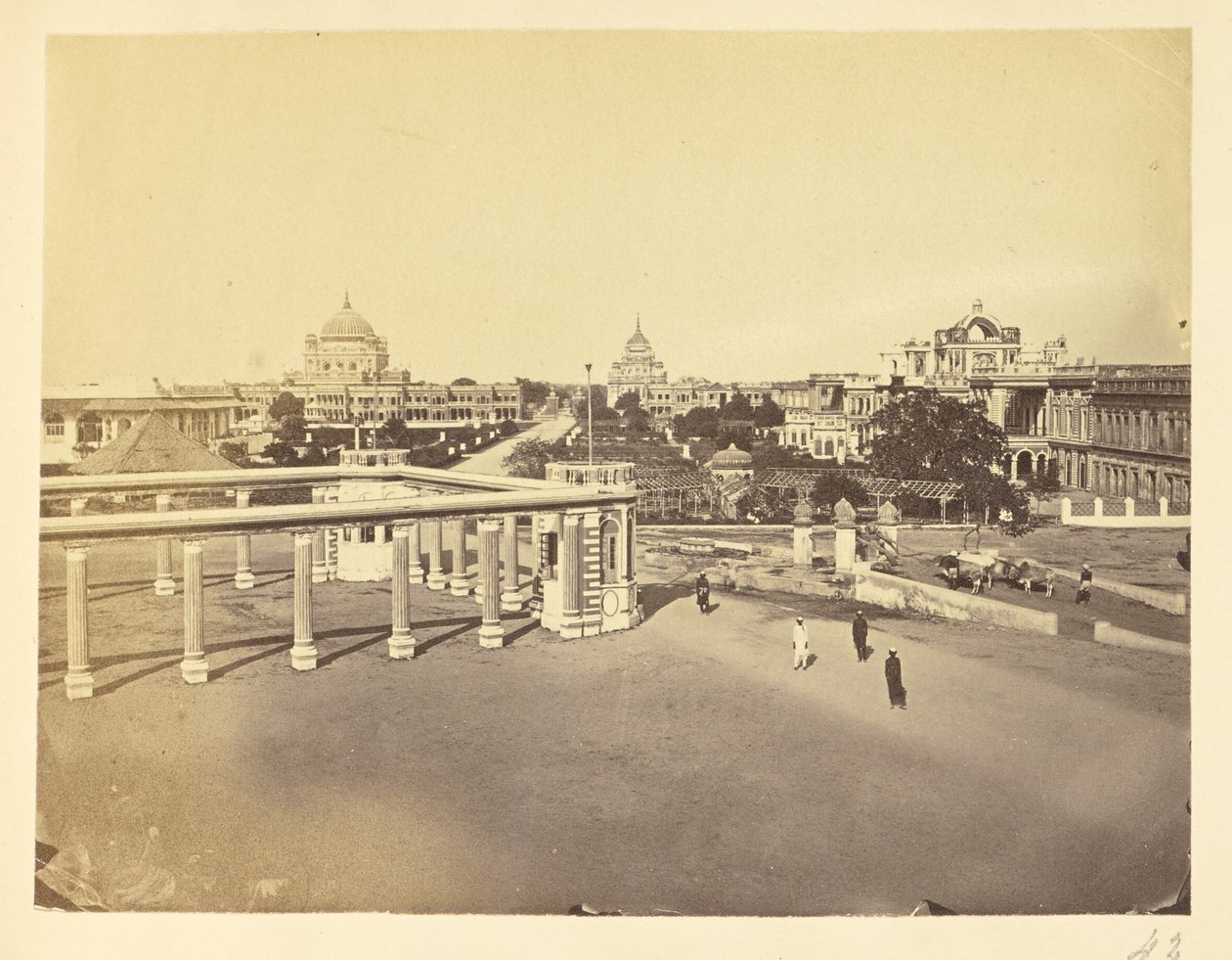 [Colunas caneladas e pátio em Kaiserbagh, Lucknow] de Unknown artist