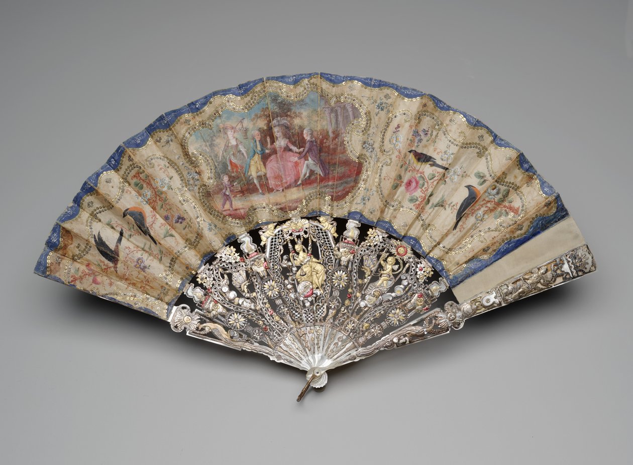 Leque dobrável com cena de cortejo, c.1770-80 (guache em folha de seda dupla, lantejoulas de latão, madrepérola, douramento e argola de latão) de Unknown artist