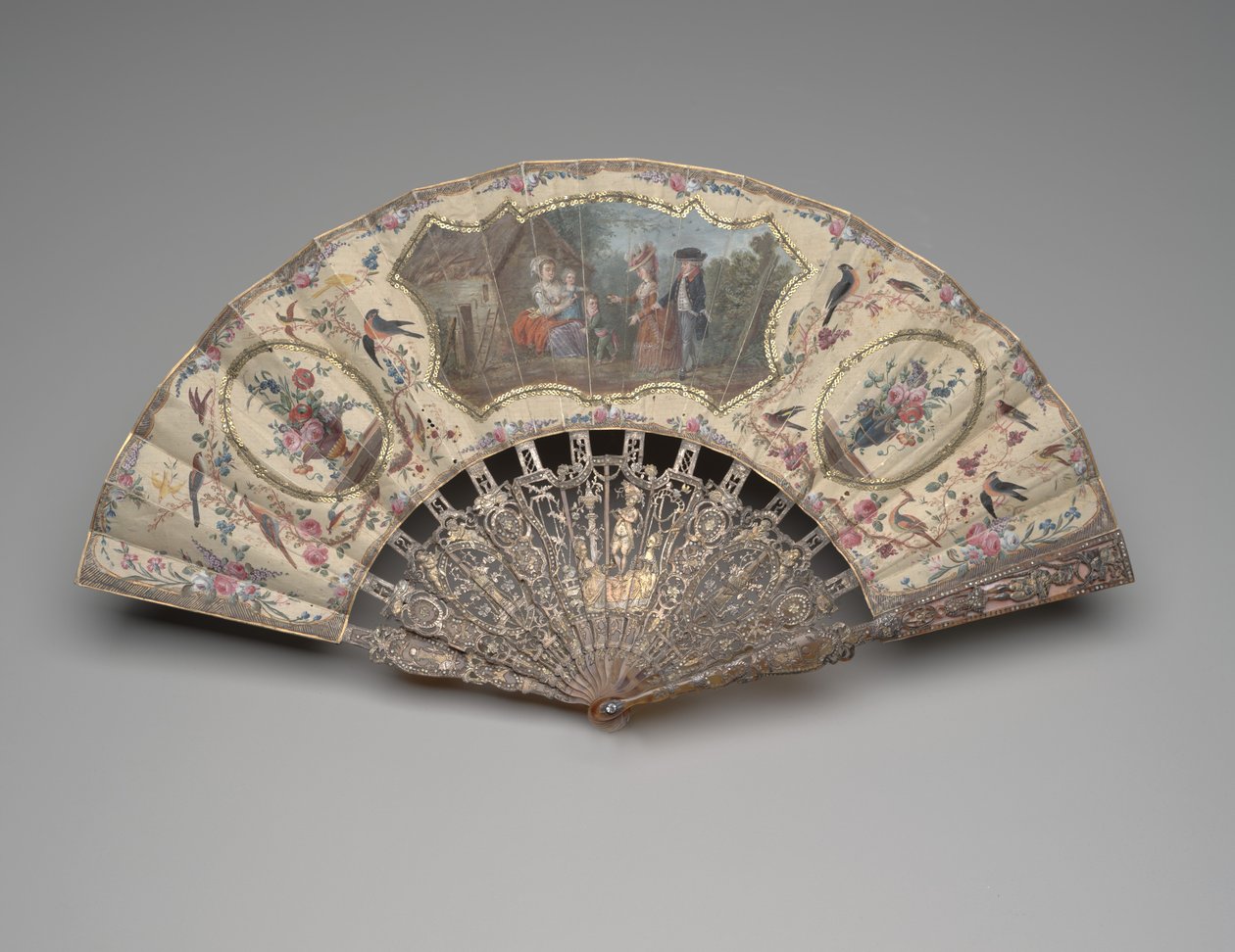 Leque dobrável com cena de visita à ama de leite, c.1780 (guache em folha de seda dupla, latão, fio metálico, casco de tartaruga, douramento, madrepérola e joias em pasta) de Unknown artist