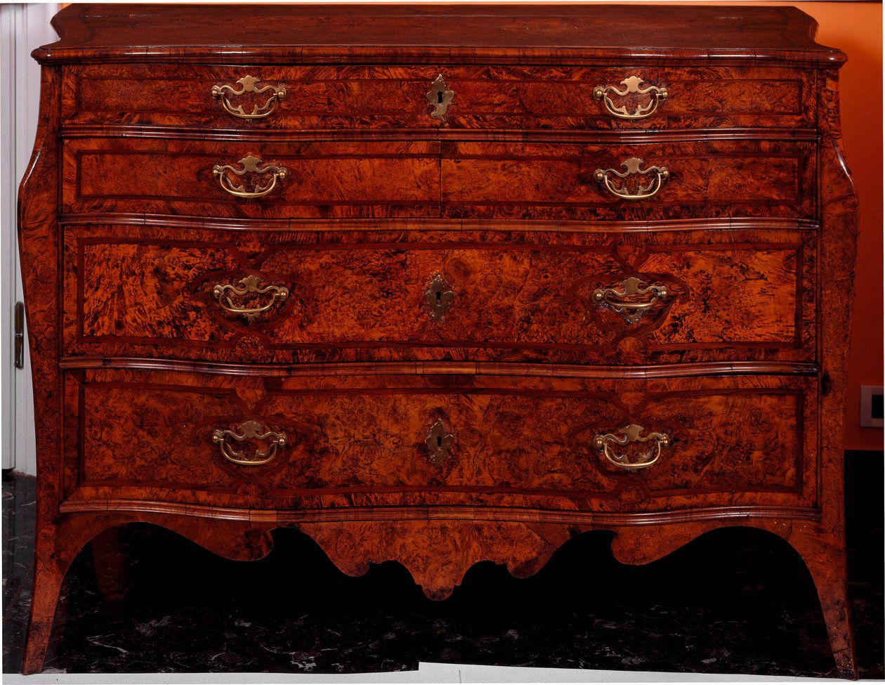 Móveis: cómoda em madeira de cedro. 1735-1745 aproximadamente. Dim. 97x137x68 cm Colecção privada de Unknown artist
