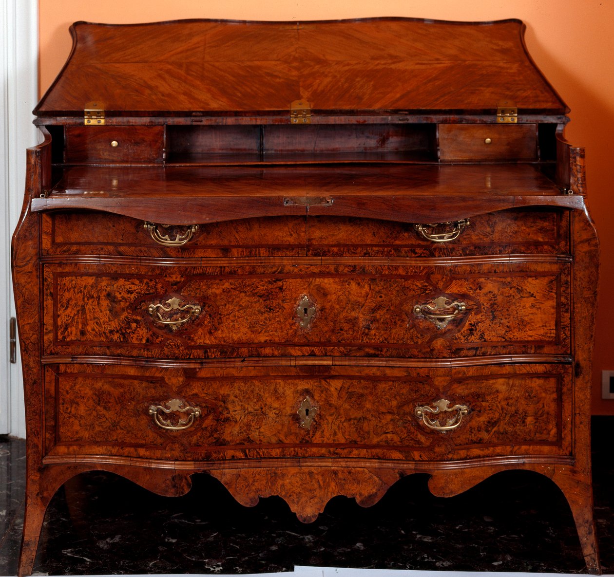 Móveis: cómoda em madeira de cedro. 1735-1745 aproximadamente. Dim. 97x137x68 cm Colecção privada de Unknown artist