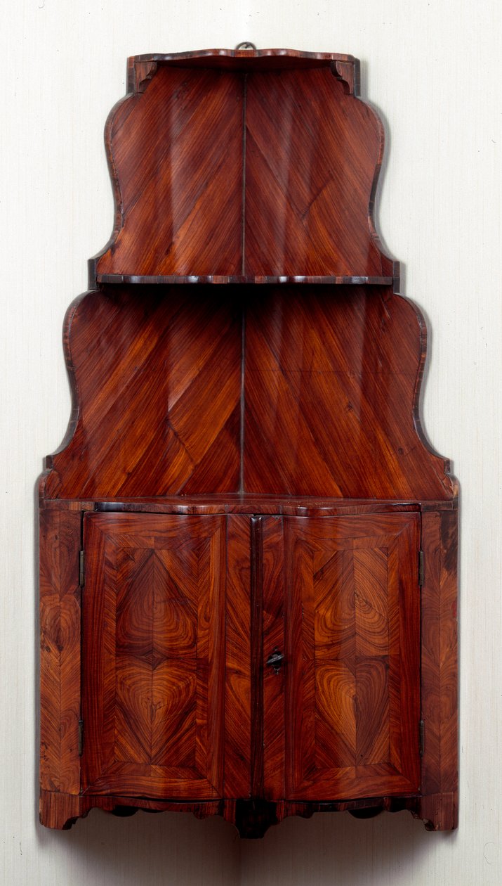 Móveis: armário de canto com prateleiras de madeira. 1740 aproximadamente. Dim. 80 cm Colecção privada de Unknown artist