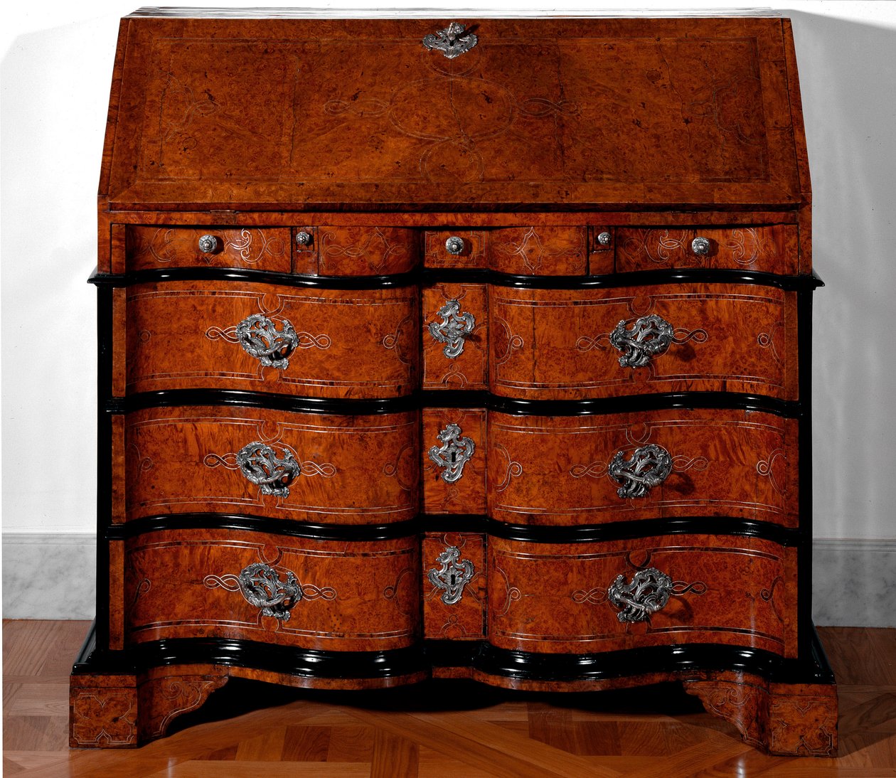 Móveis: escrivaninha em madeira de cedro. 1730-1735 aproximadamente. Sol. 115x115x55 cm Colecção privada de Unknown artist