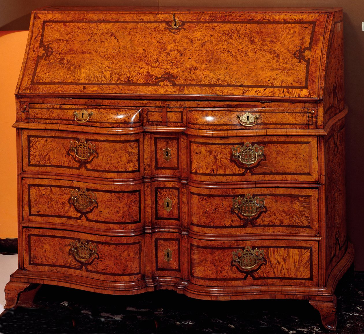 Móveis: escrivaninha em madeira de cedro. 1734-1740 aproximadamente Dim. 111x127x61 cm Colecção privada de Unknown artist
