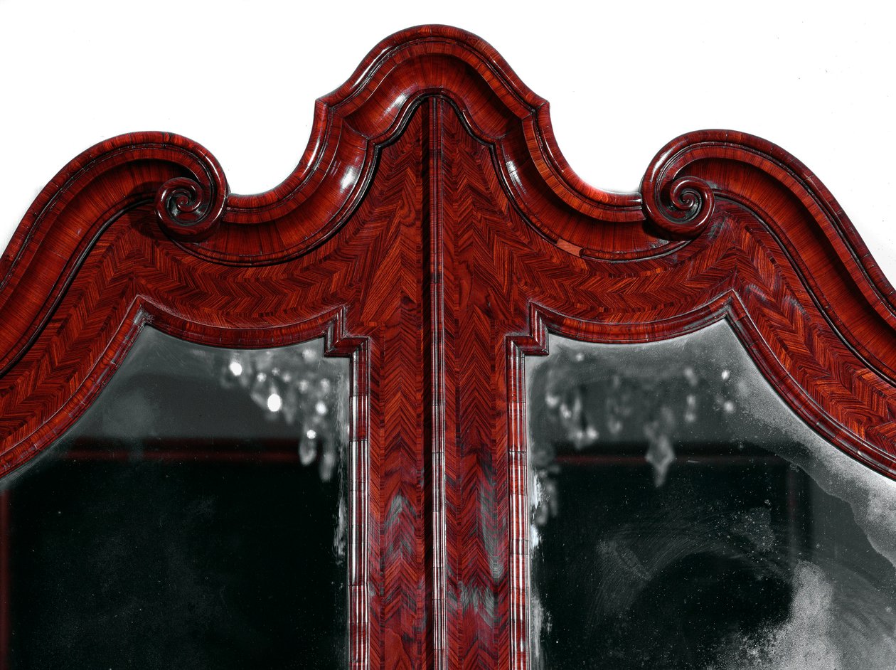 Móveis: trumeau em pau-rosa. Detalhe da parte superior. 1735 aproximadamente. Sol. 257x130x61 cm Colecção privada. de Unknown artist