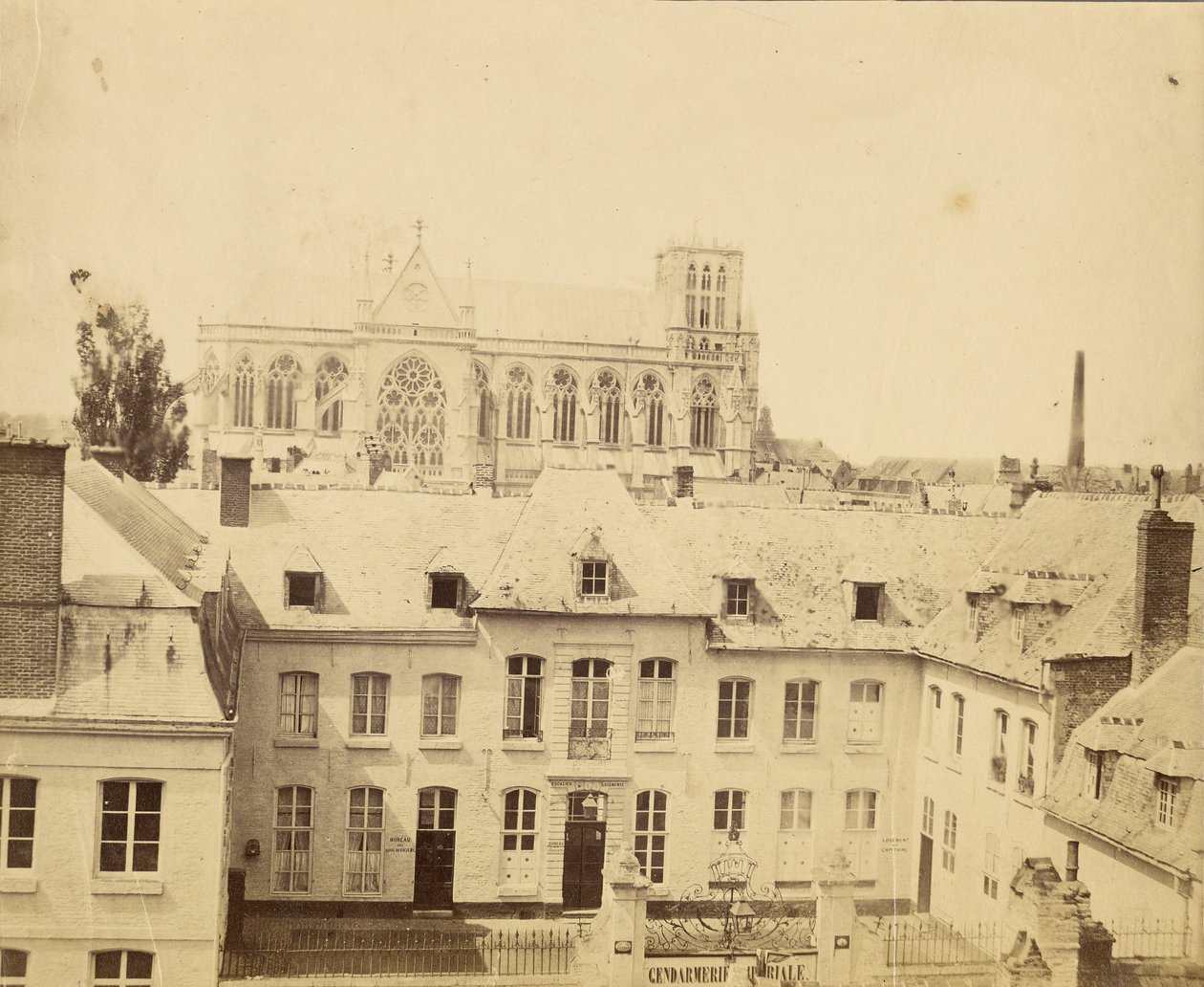 [Edifício da Gendarmerie Imperiale e catedral gótica]. de Unknown artist