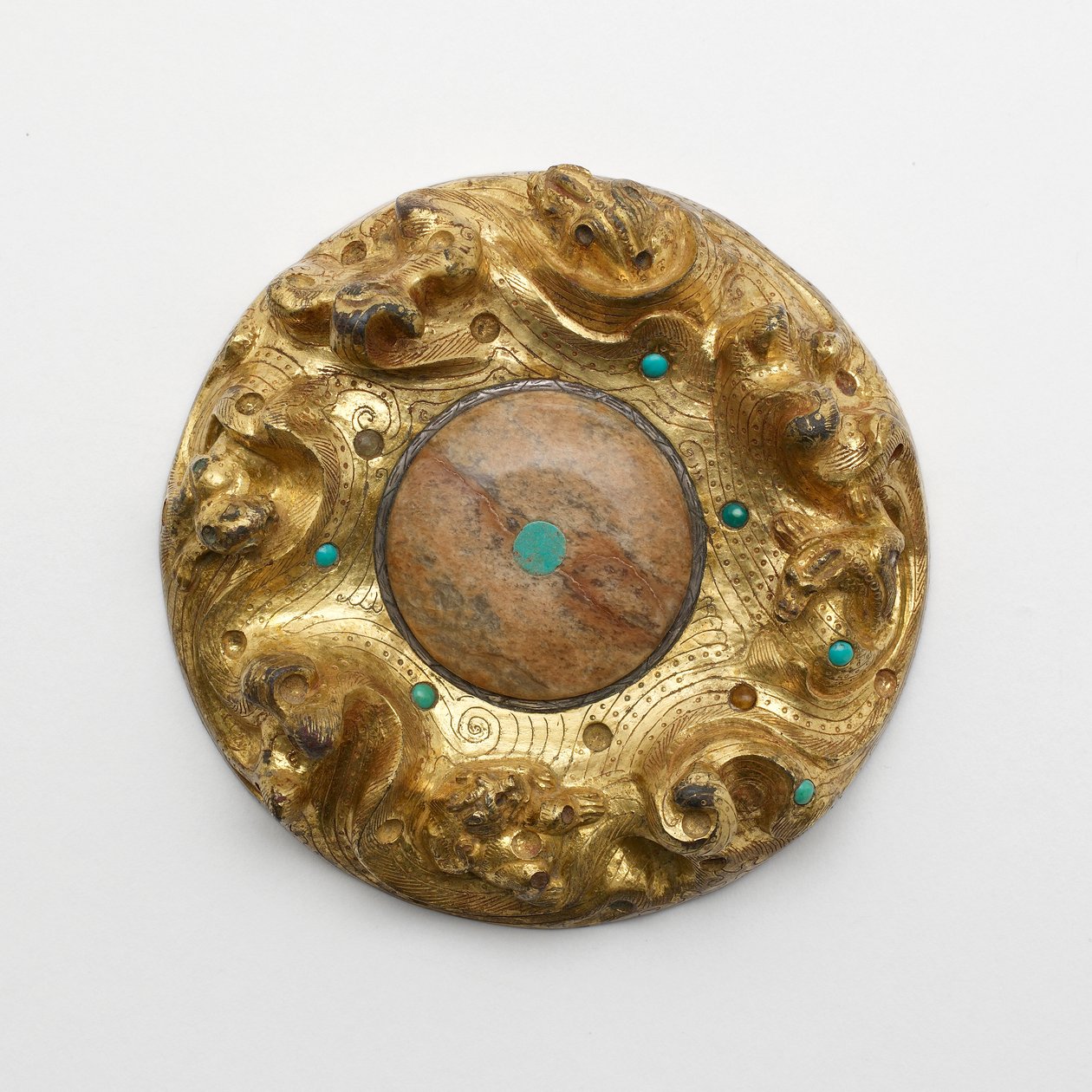 Placa de bronze dourado com animais numa paisagem de Unknown artist