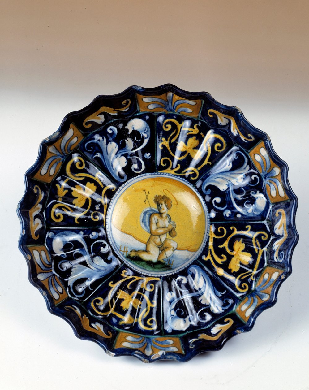Godronnee faience cup decoree de um angelot. Egouen do século XVI. Museu Nacional da Renascença de Unknown artist