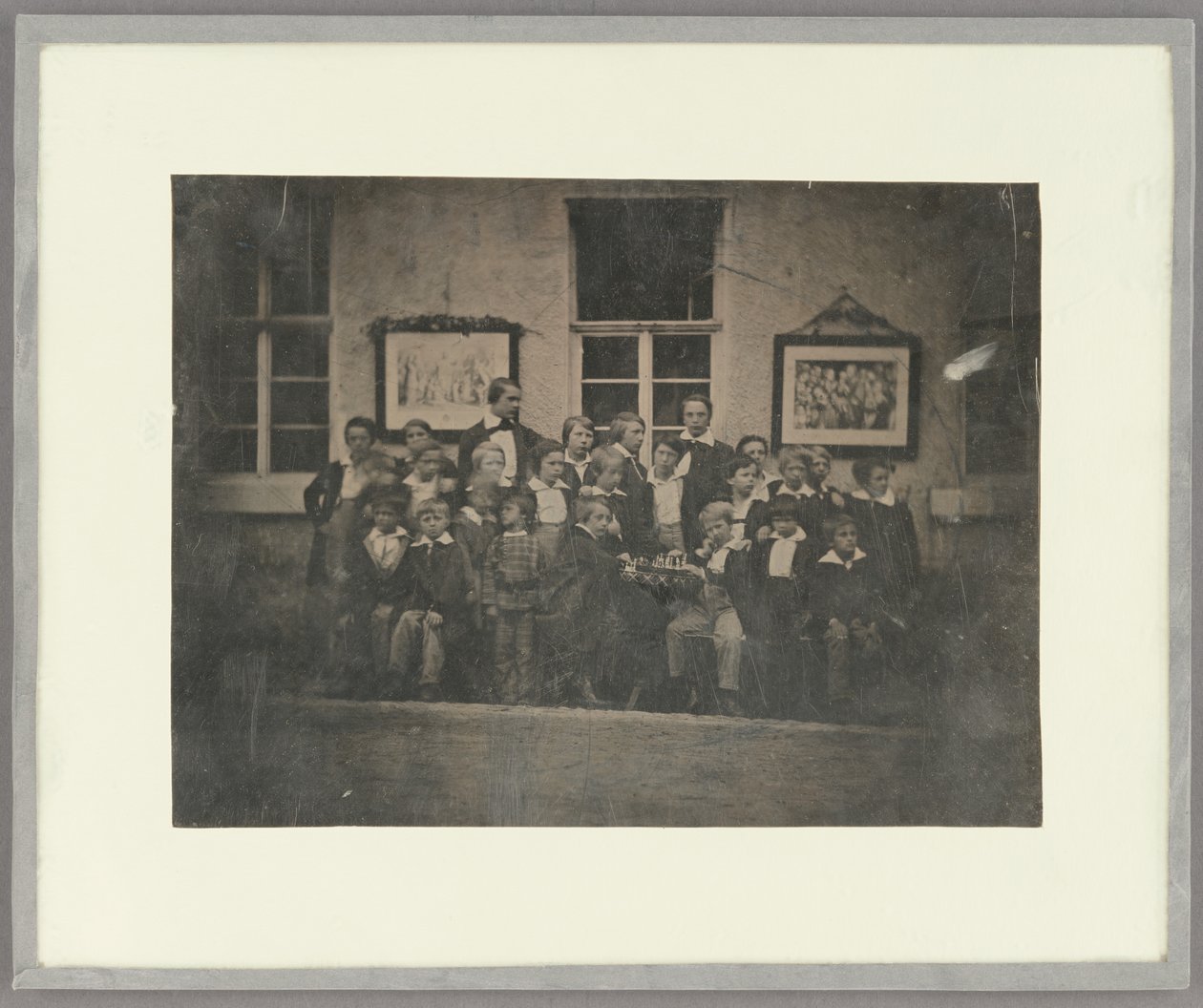 [Retrato de grupo de rapazes da escola e do seu professor, Norte da Alemanha]. de Unknown artist