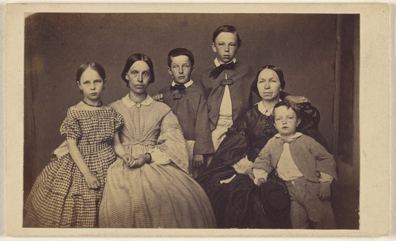 [Retrato de família de grupo, duas mulheres e quatro crianças]. de Unknown artist