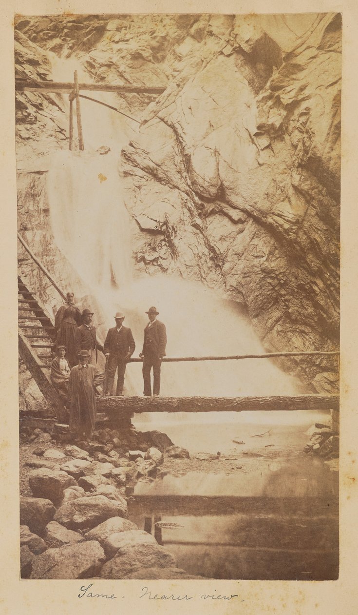 [Grupo de pessoas em Seven Falls, Cheyenne Cañon, Colorado] de Unknown artist