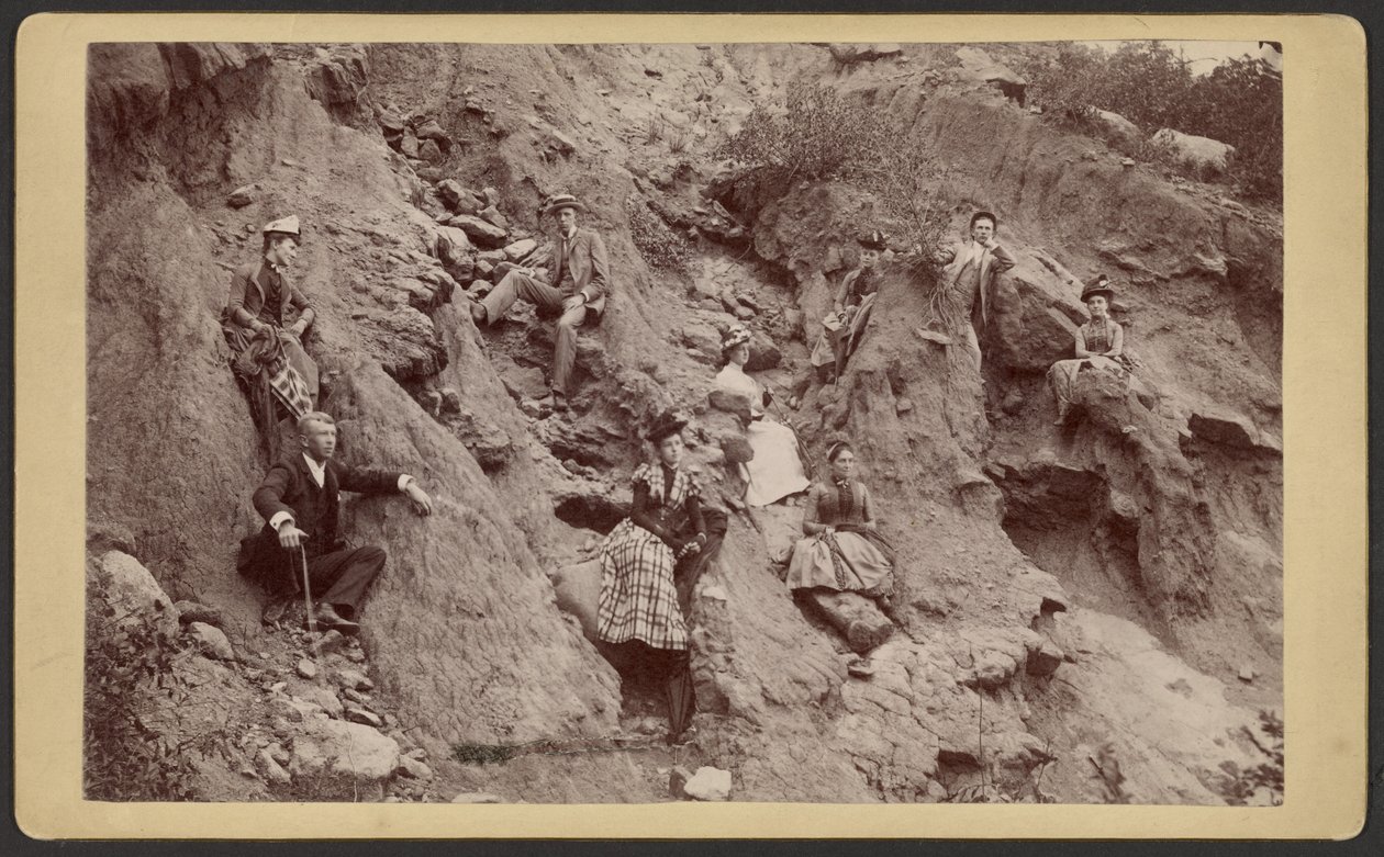 [Grupo posado na encosta]. de Unknown artist