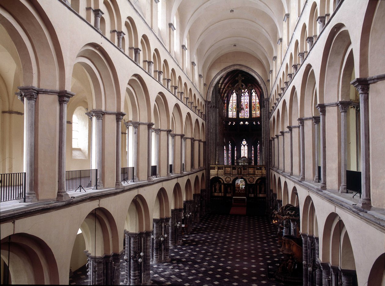 Interior da catedral de Tournai: o Nef. Bélgica. de Unknown artist