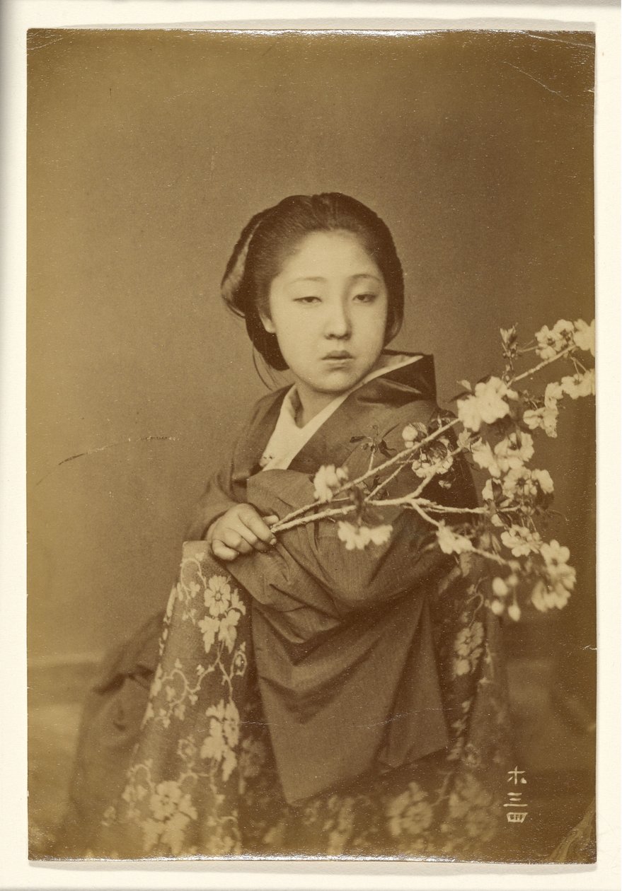 [Mulher japonesa segurando um ramo de prunus em flor]. de Unknown artist