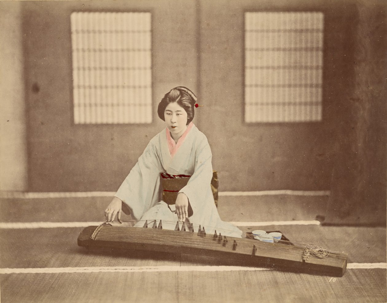 [Mulher japonesa tocando um Koto]. de Unknown artist
