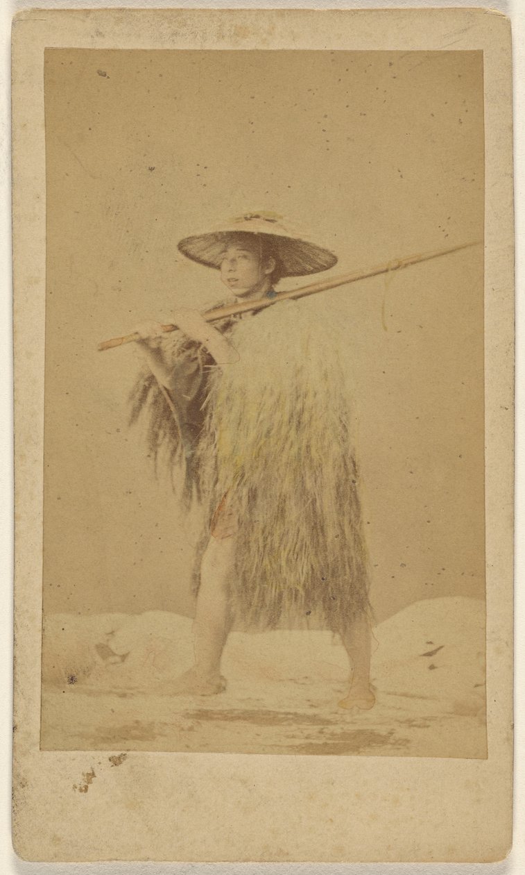 [Homem japonês com capa de chuva de palha e chapéu, carregando uma vara comprida]. de Unknown artist