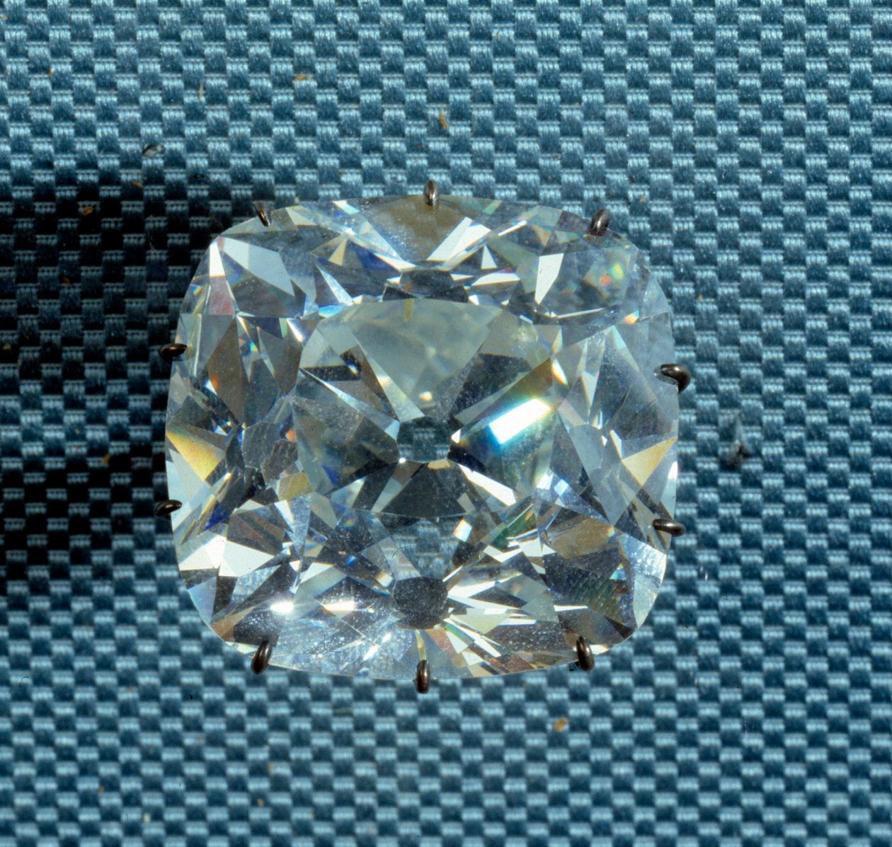 Jóia: diamante conhecido como Le Regent, adquirido por Thomas Pitt, governador do forte de Madras em 1702, comprado de Pitt pelo regente Philip II Duque de Orleans (1674-1723) em 1717. Paris, Museu do Louvre de Unknown artist