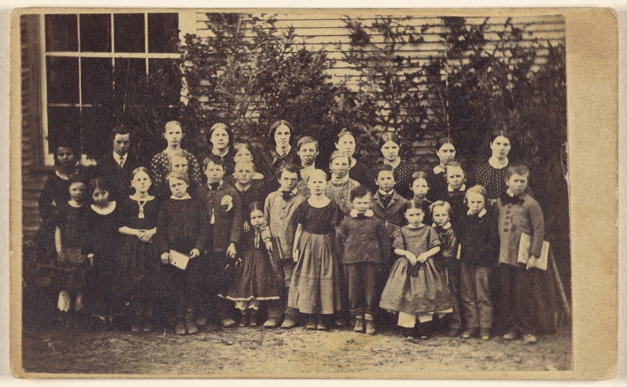 [Grande grupo de crianças em idade escolar com professores, todos de pé]. de Unknown artist