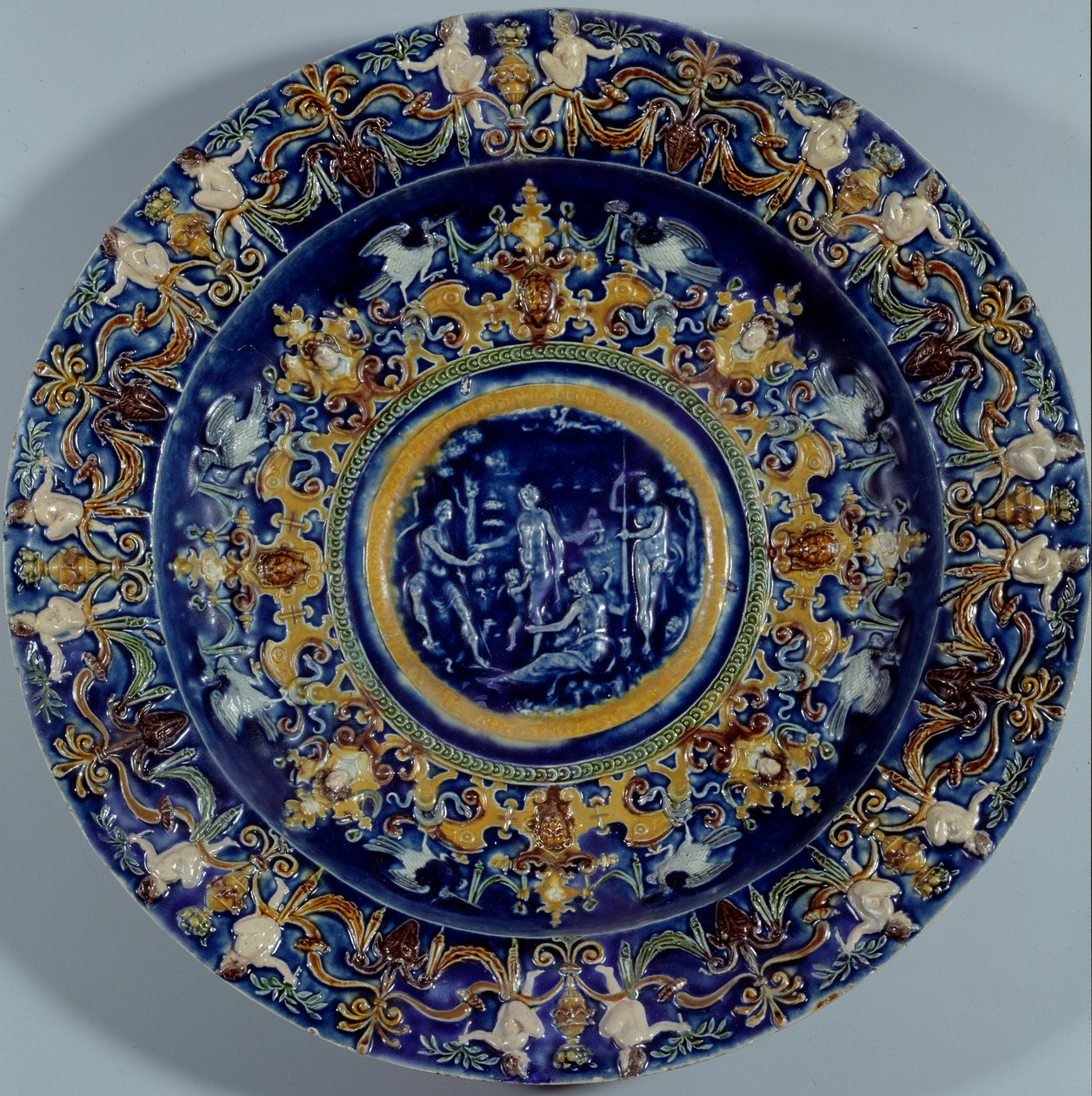 Grande prato de faiança policromada com uma representação do Juízo de Paris. 1550-1600 de Unknown artist