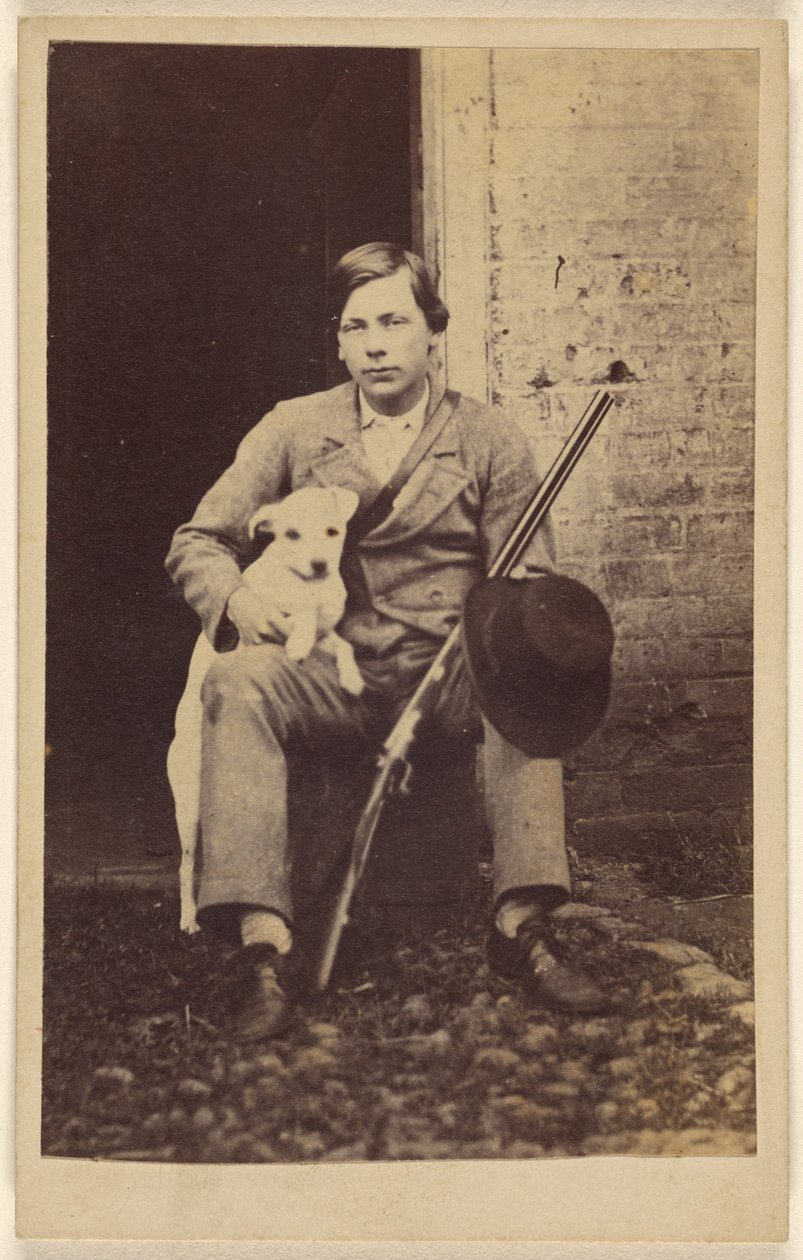 [Homem sentado com um cão branco, uma espingarda e um chapéu apoiado na perna]. de Unknown artist