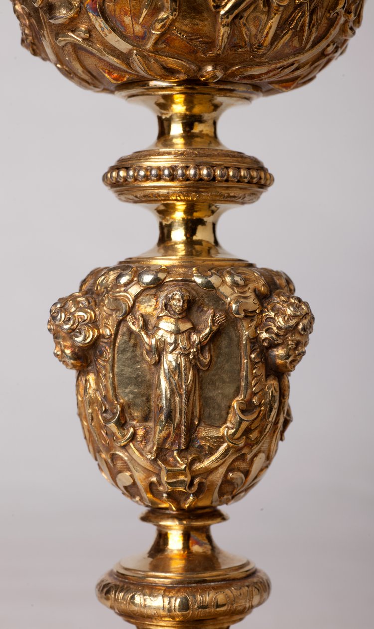 Metalomecânica. Cálice. Presente do cânone A. Le Vaillant de la Bassarderie, decano da catedral capítulo 1726 a 1758. Século XVIII. Detalhe. de Unknown artist