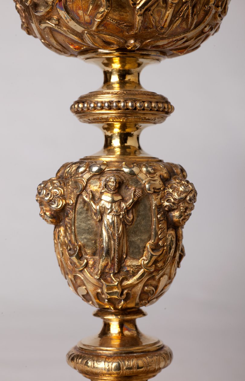 Metalomecânica. Cálice. Presente do cânone A. Le Vaillant de la Bassarderie, decano da catedral capítulo 1726 a 1758. Século XVIII. Detalhe. de Unknown artist