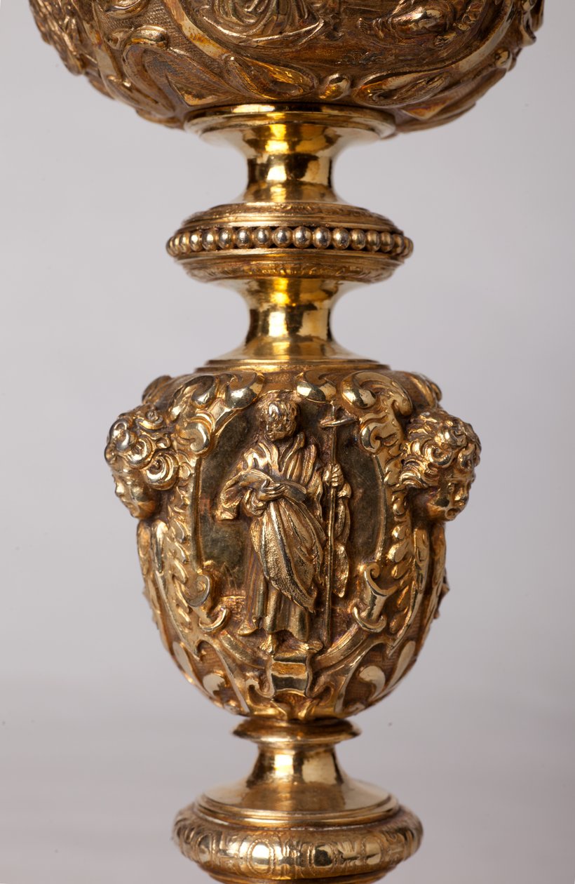 Metalomecânica. Cálice. Presente do cânone A. Le Vaillant de la Bassarderie, decano da catedral capítulo 1726 a 1758. Século XVIII. Detalhe. de Unknown artist