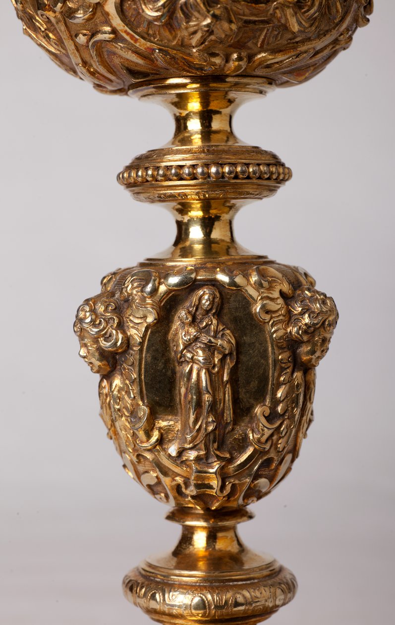 Metalomecânica. Cálice. Presente do cânone A. Le Vaillant de la Bassarderie, decano da catedral capítulo 1726 a 1758. Século XVIII. Detalhe. de Unknown artist