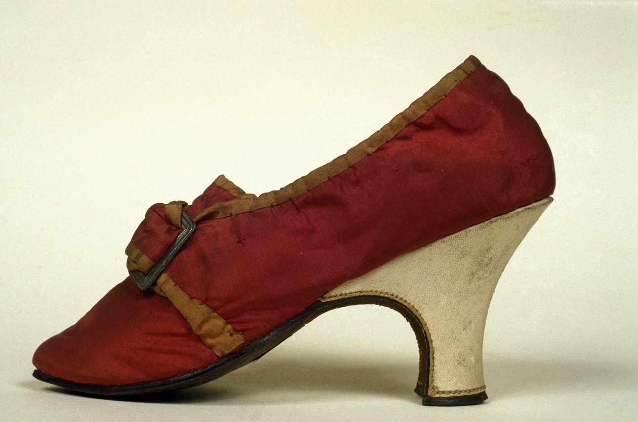 Modelo de sapatos (bombas) vermelho com calcanhar para mulheres do século XVIII. Museo del Castello, Milão de Unknown artist