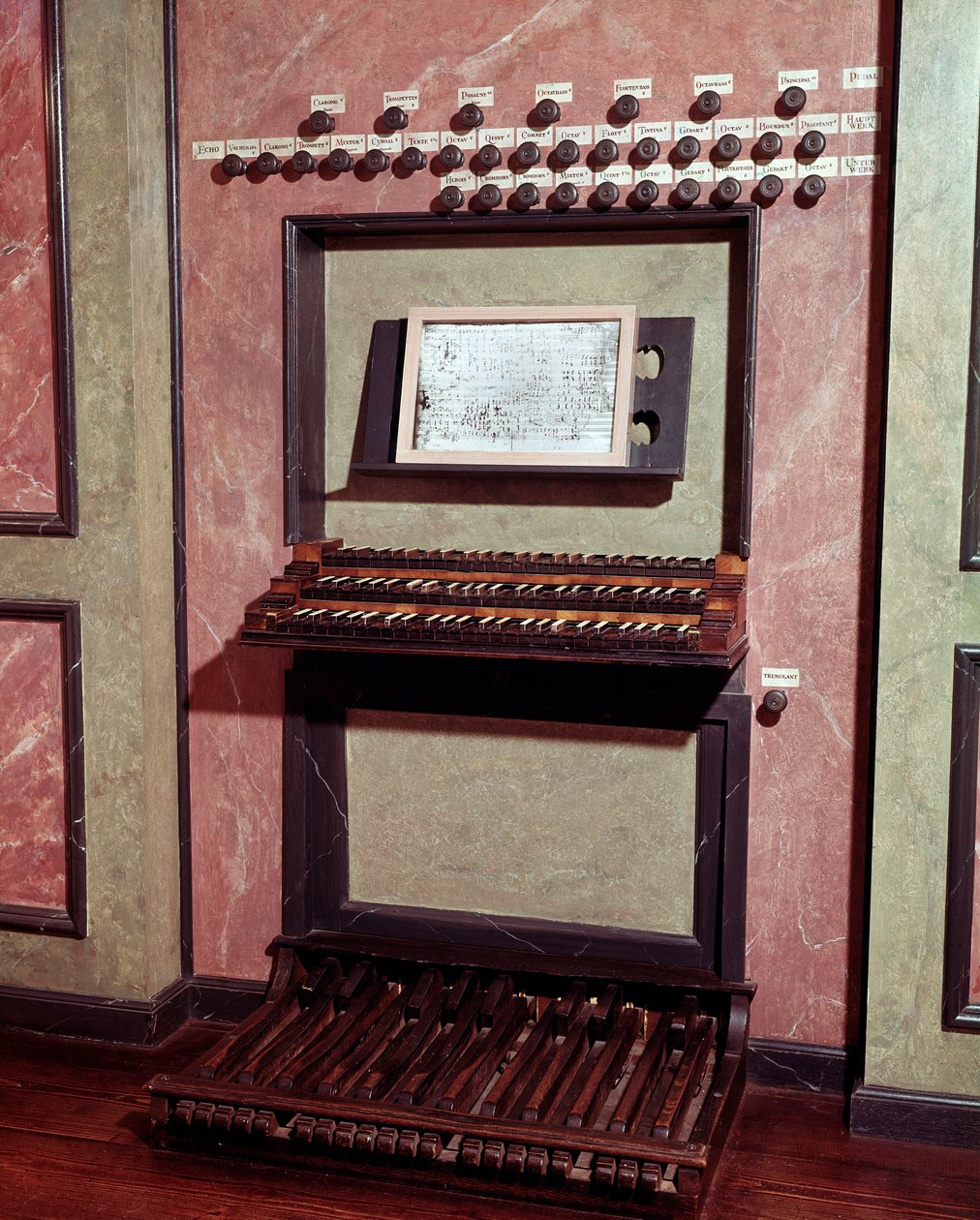 Órgão da igreja Marienkirche, Bonn, Alemanha, que Ludwig van Beethoven (1770-1827), compositor alemão, costumava tocar quando criança) Musee Beethoven, Bonn de Unknown artist