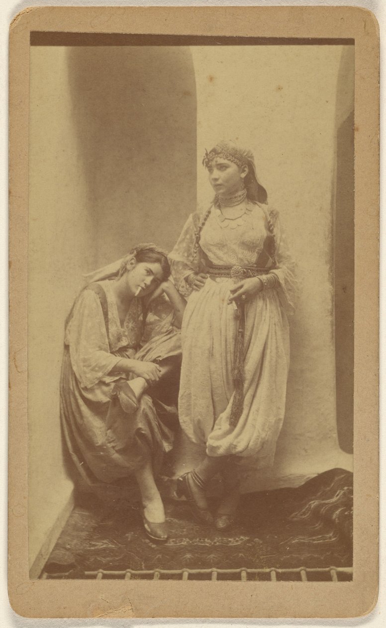 [Retrato de estúdio orientalista de duas mulheres]. de Unknown artist