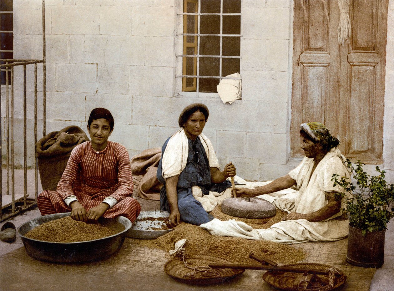 Camponeses a moldar o trigo em Jerusalém. Fotocromado sd. entre 1890-1900. de Unknown artist