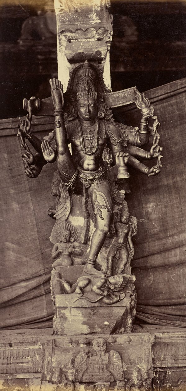 Pilar e figura, talhados numa única pedra. Coimbatore de Unknown artist
