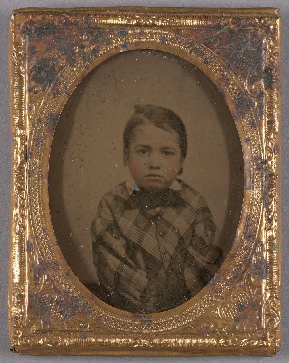 [Retrato de um rapazinho com casaco axadrezado e laço de gravata]. de Unknown artist