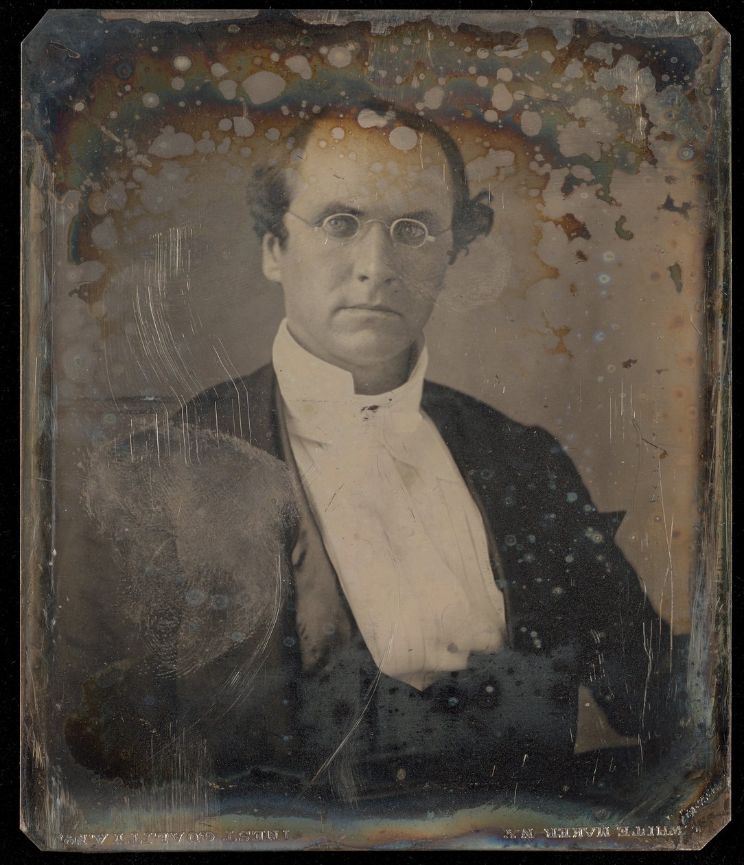 [Retrato de um homem sentado que usa óculos ovais com aros de arame] de Unknown artist