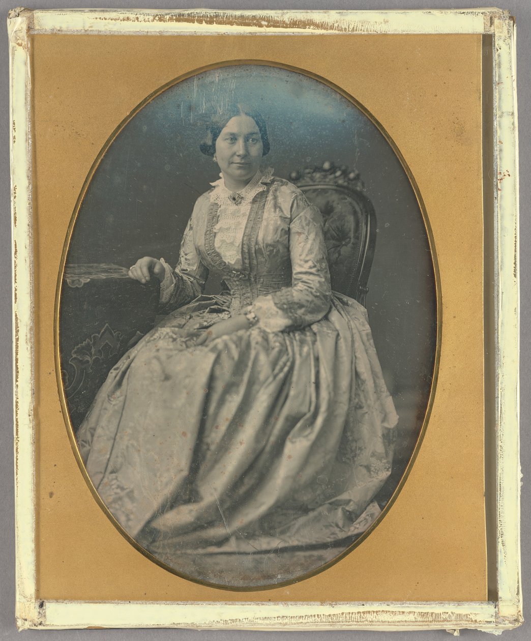 [Retrato de uma mulher sentada com um vestido comprido e esvoaçante]. de Unknown artist