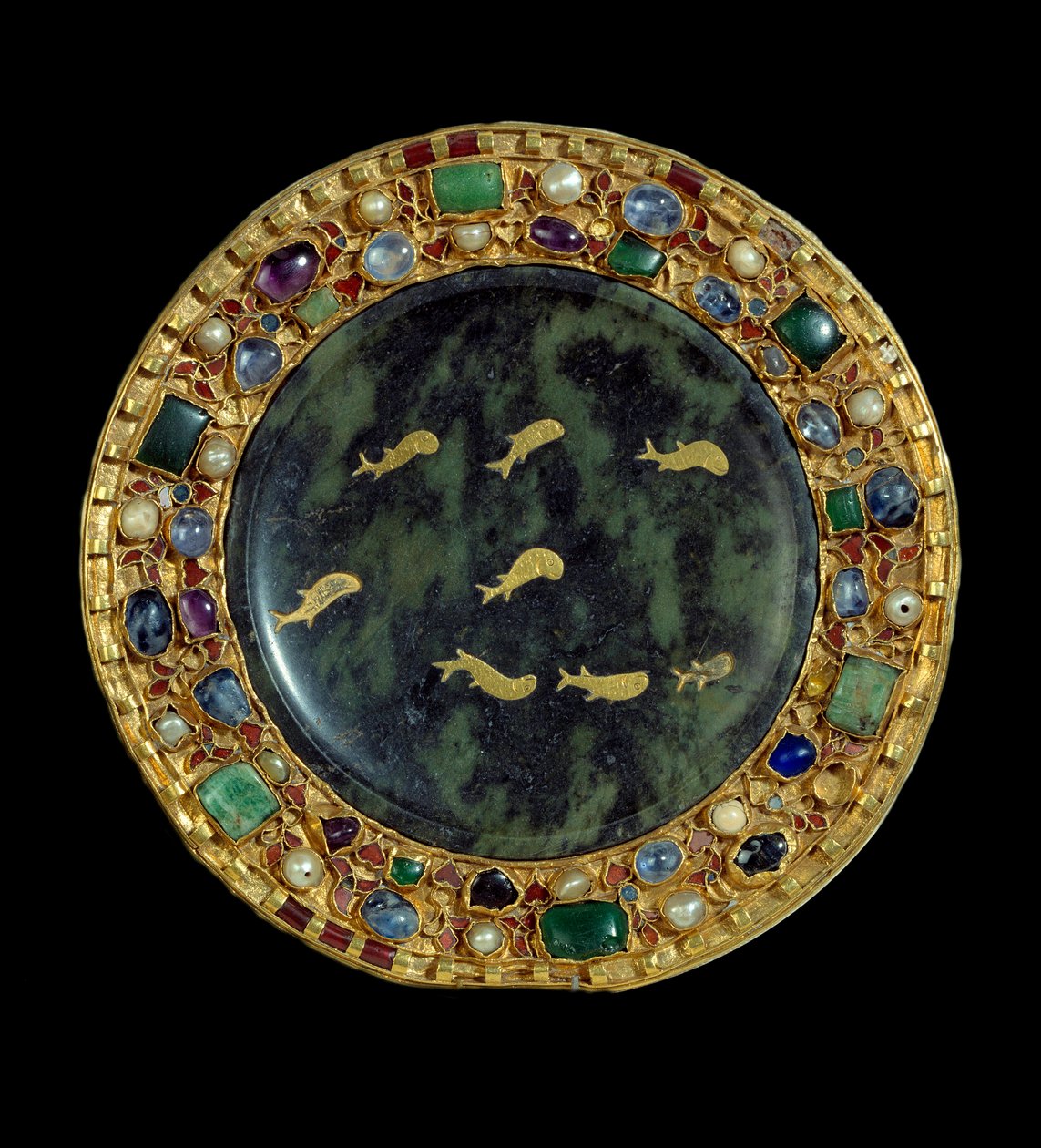 Objecto religioso: patena serpentina do século I a.C. ou do Império Romano Inferior e moldura de ouro incrustada com pérolas e pedras preciosas do período de Carlos o Careca (850-900 d.C.). Paris, Museu do Louvre de Unknown artist