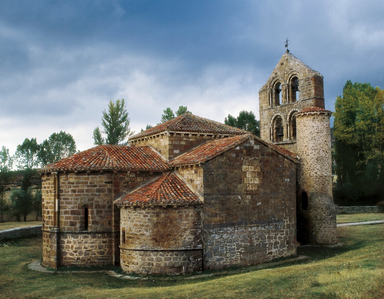 Arte românica: vista da Igreja de San Salvador de Cantamuda, Espanha de Unknown artist