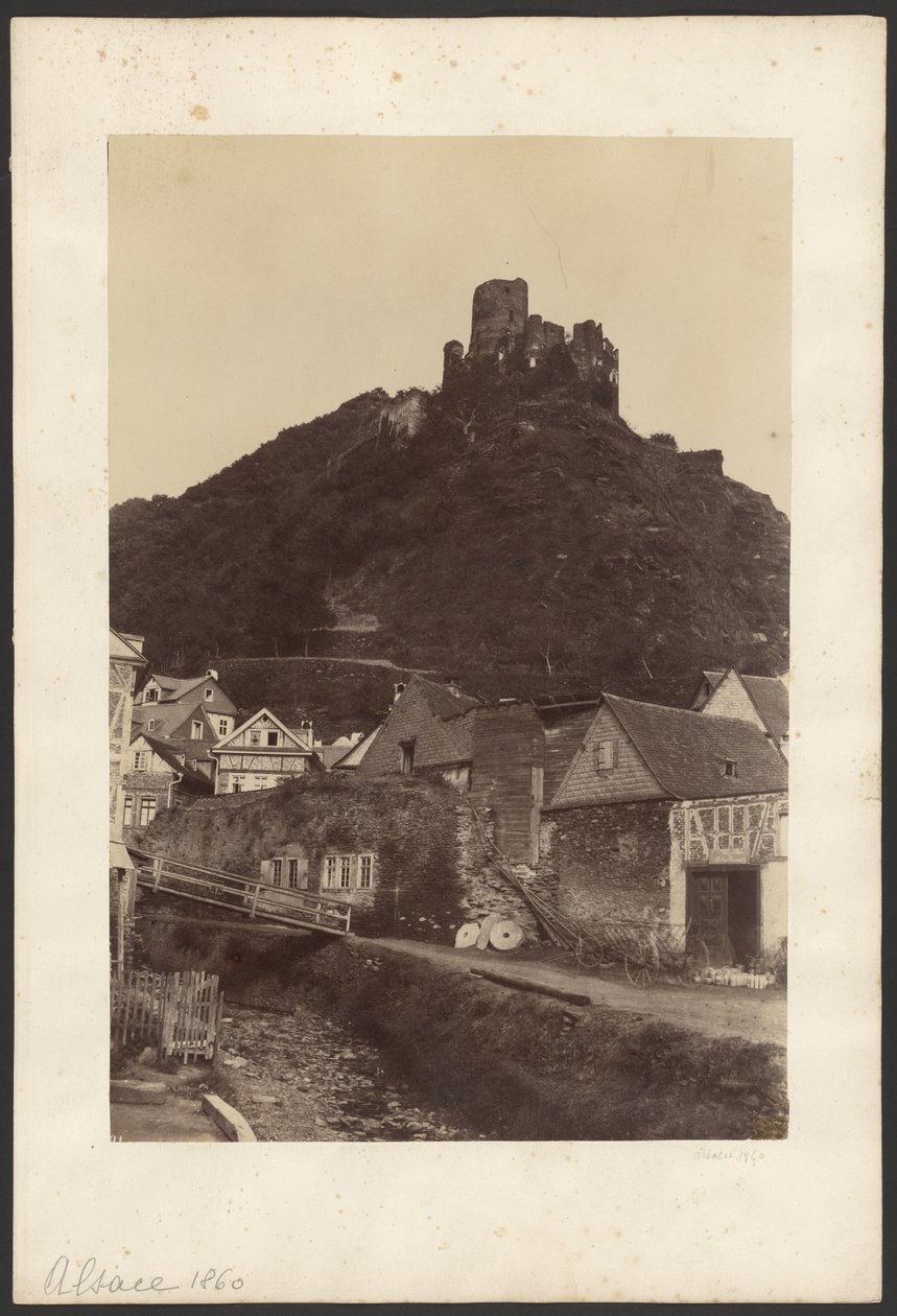 [Ruínas de um castelo com vista para a cidade]. de Unknown artist