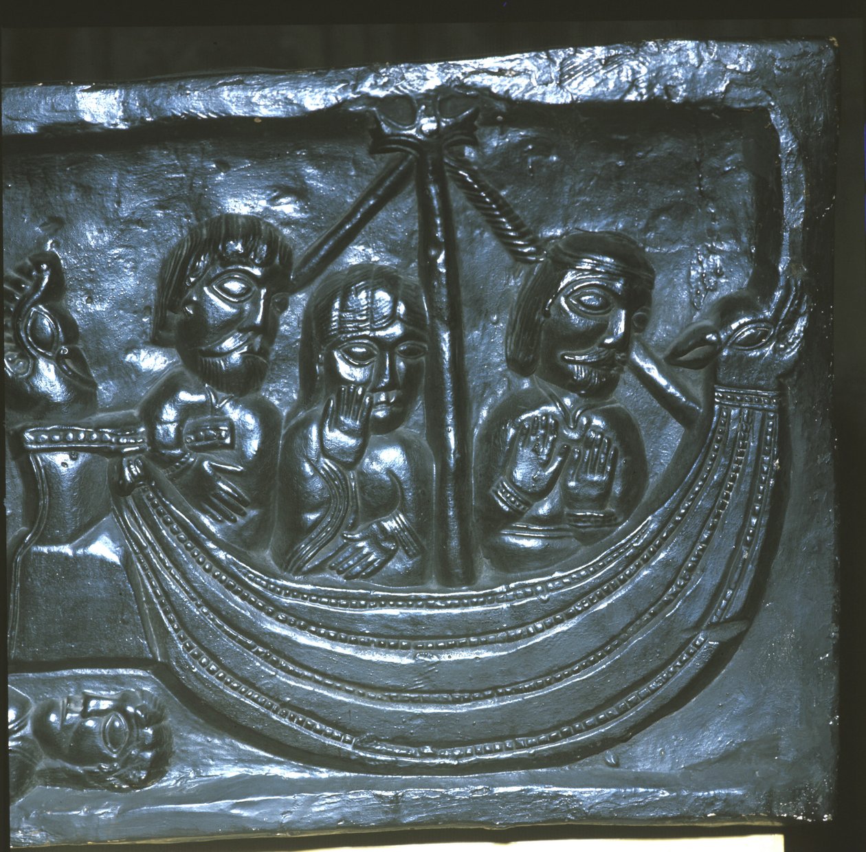 Navio no século XII. Detalhe da Catedral de Winchester. Primeira representação conhecida de um leme de popa moderno. Um ou dois remos eram usados anteriormente nos lados da popa. de Unknown artist