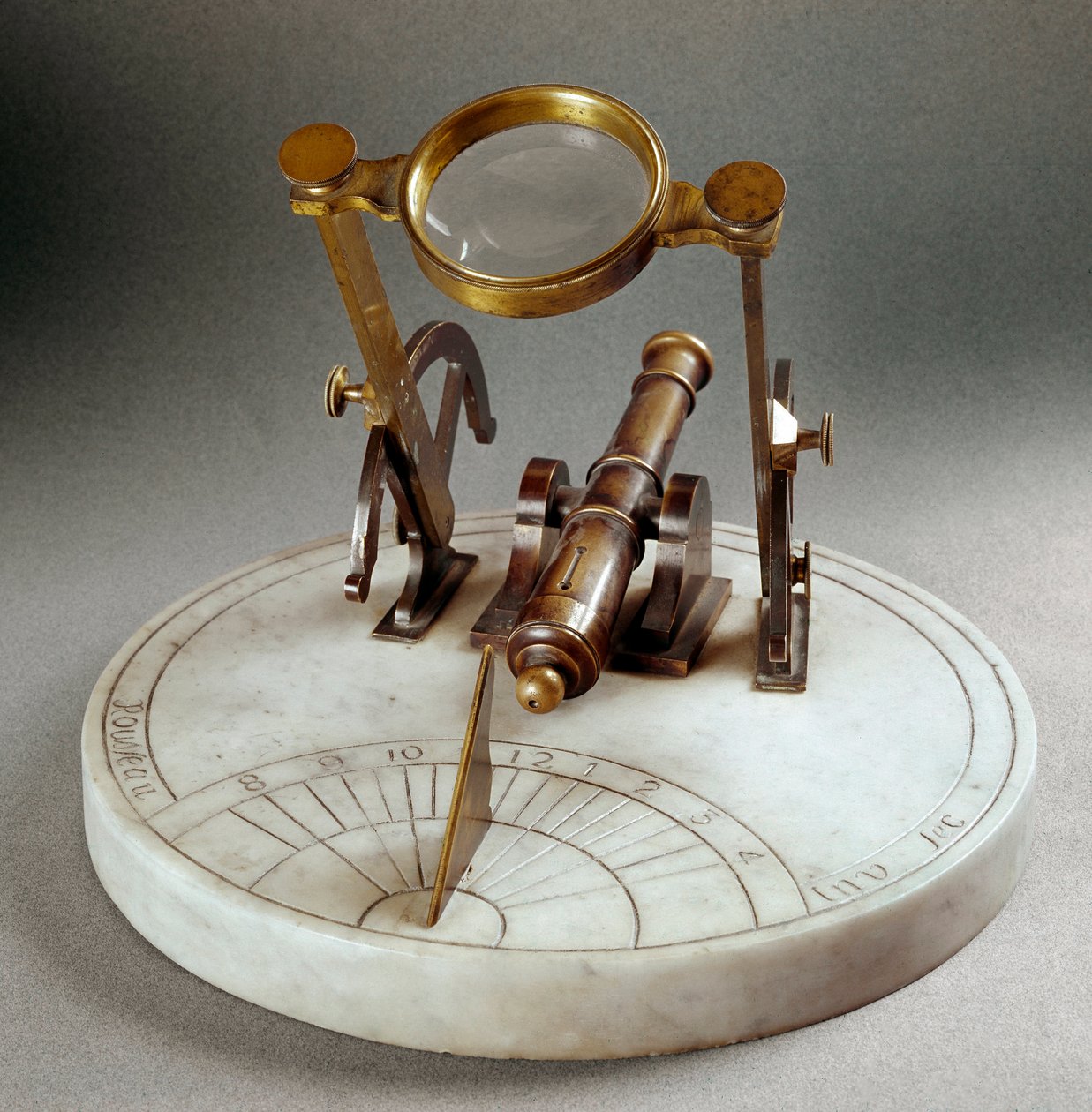 Relógio solar chamado "Canhão de midi" (Cannone di mezzogiorno): é composto por uma placa de mármore ou está gravado um Meridiano. Uma lente de inclinação permite disparar o pó de um pequeno canhão sem sutiã ao meio-dia. Diâmetro: 30 cm. Realizado por Rous de Unknown artist