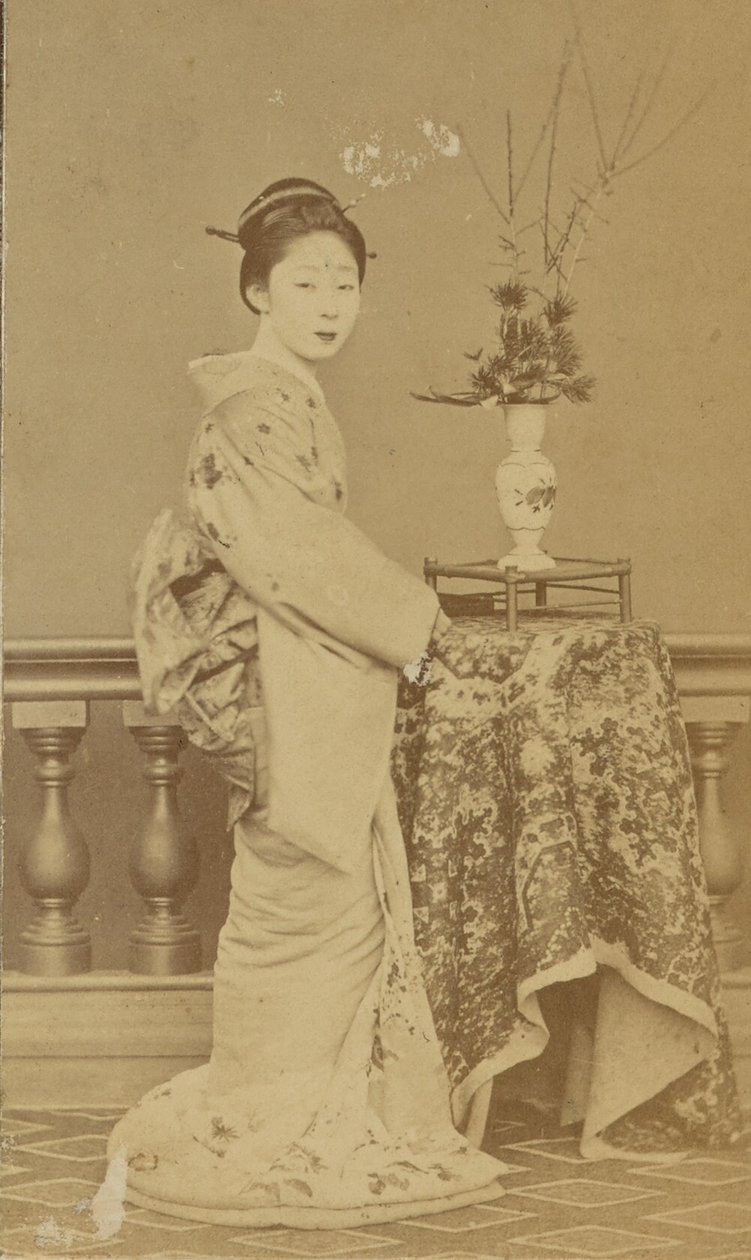 [Mulher japonesa de pé]. de Unknown artist